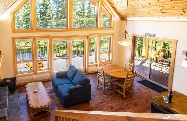 Kim's Cabin Nordegg Escape - Pet Friendly