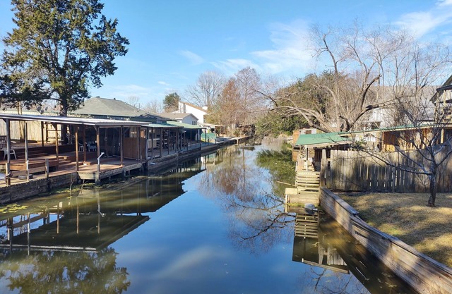 Kind of a Lake House- Charming 2-bedroom on the canal; lake access, fishing