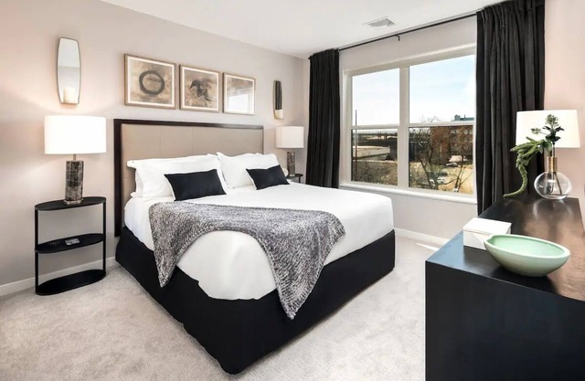 King 1BR W/Parking, Pool & Gym