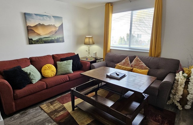 King bed! Close to 3 Ski Resorts, LDS Temple, DT Ogden, BDO, and the Fwy.