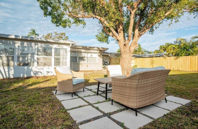King bed, close to Siesta, Lido, and Downtown Sarasota!