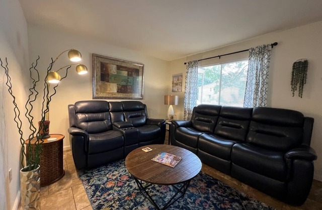 King bed first floor Mid City with Parking