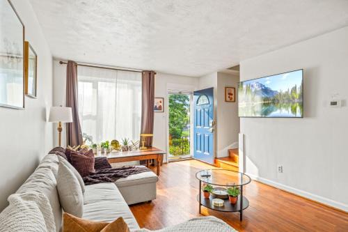 - King Bed & Free Parking - Vintage Retreat -