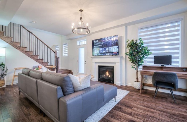 King Bed I Chefs Kitchen I Toronto Hub I 5 Beds 3.5 Bath I 8km from Tesla Chrg