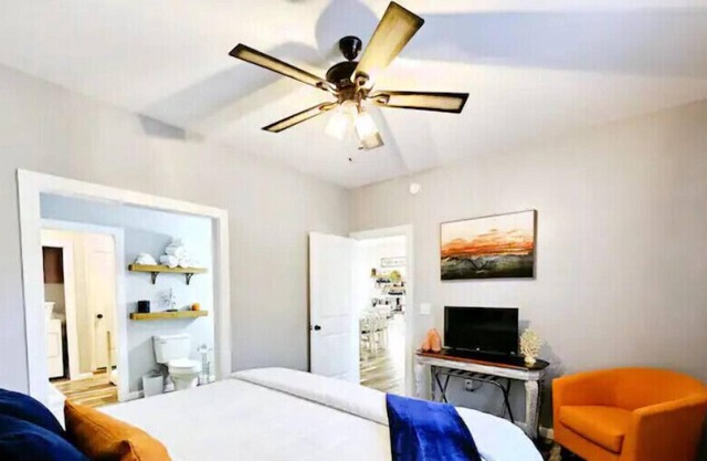 king bed, pool table, jacuzzi tub, secluded home