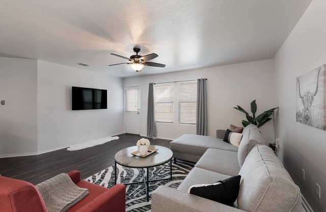 King Bed, Private Office, Free Parking