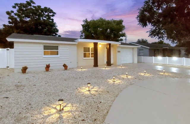 King Bed & Queen Luxury Retro 2/1/1 W/D+Kitchen+Garage+Patio+3 RokuTVs+Workspace