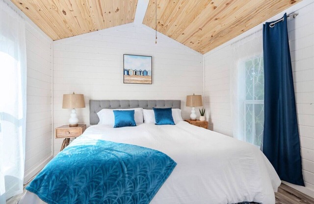 King Bed Romantic Tiny House + Outdoor Games + Minutes to Lake Guntersville