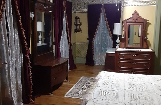 King Bed, Shared Bath, Sitting Room or Full-size Bed in Historic Victorian Inn