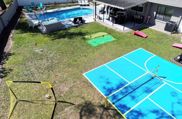 King Bed-Swimming Pool-Basketball-HotTub-Pickleball-MiniGolf-GameRoom & More