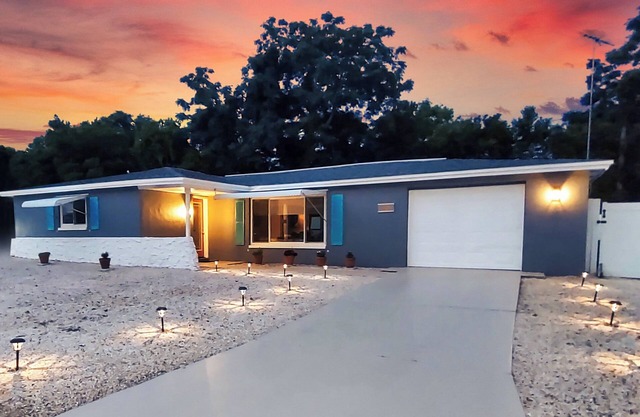 King Bed w/Bath Ensuite&Queen 2/2/1—2 Living Spaces—Kitchen+4RokuTVs+W/D+Patio