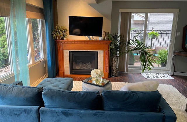 King Comfort Meets Style Lia’s Designer Retreat by the Lake Oakville Stay