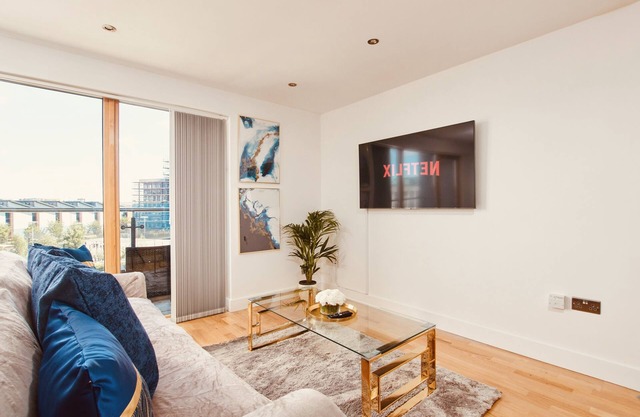 King Deluxe City Apt Large Balcony& Free Parking!