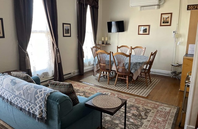 King One Bedroom, Converted1894 Historic Hotel, Downtown Buffalo Wyoming