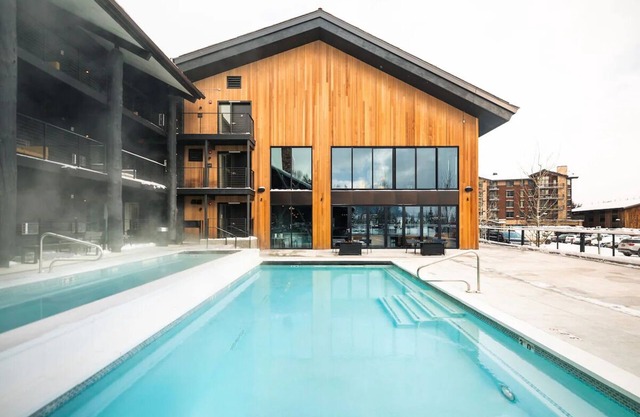 King + Queen Sofa, Gravity Haus, Outdoor Pool, Close to Gondolas - 2 Units