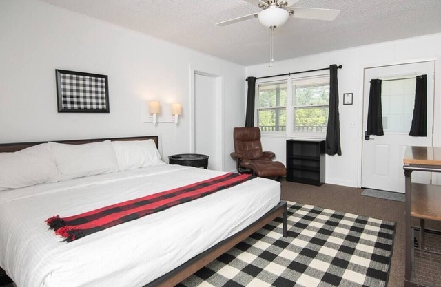 King Room 11 Outdoors Inn -Balsam Lake Upstairs