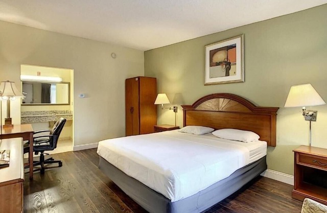 King Room Near Lake Roger ORL
