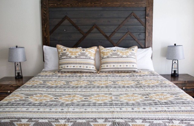 King Room Retreat: Rustic Escape by Platte River