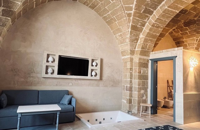 King Room with Jacuzzi - Charming in Felline - Borgo Don Ciccio