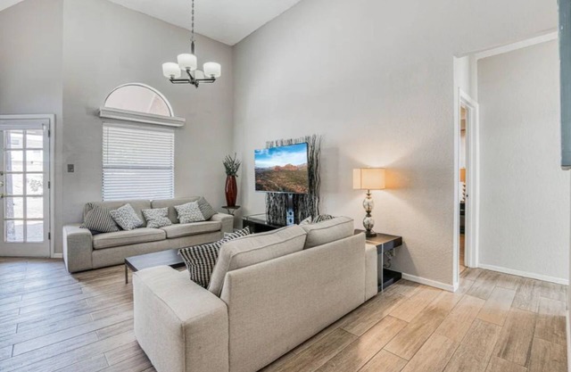 King Size bed/3 bedroom HOUSE/Huge backyard