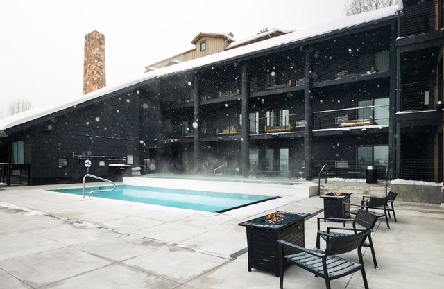 King + Sofa, Gravity Haus, Hot Tub Bliss, Premier Mountain Access - 2 Units