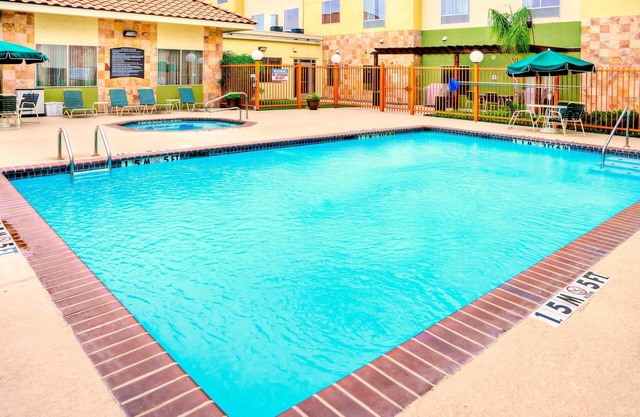 King Studio Near LRD | Shared Hot Tub + Daily Free Breakfast