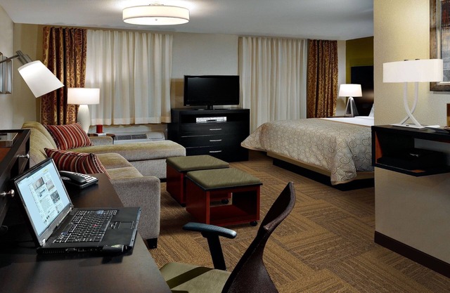 King Studio Only 5 Miles from Purdue University. Free Breakfast. Pool.