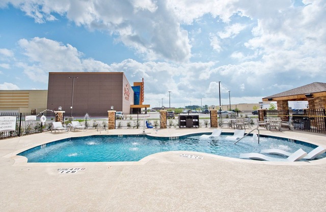 King Suite. Bonuses: Free Breakfast Buffet, Pool & Gym Access!