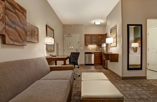 King Suite. Free Breakfast. Pool. Shared BBQ. Gym. Close to Overland Park Convention Center!