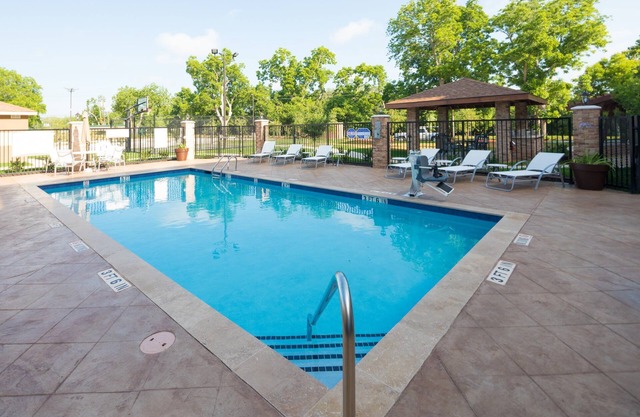King Suite. Free Breakfast. Outdoor Pool. Near Sea Center Texas!