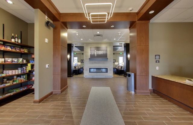 King Suite. Free Breakfast. Pool with a Slide. Close to Olbrich Botanical Gardens!
