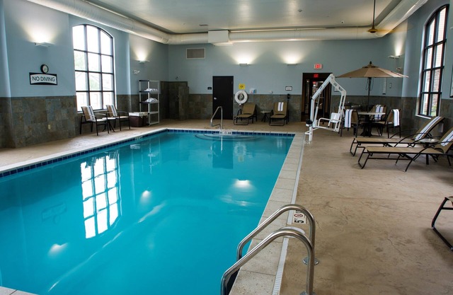 King Suite. Free Breakfast. Pool. Near University of Kentucky.