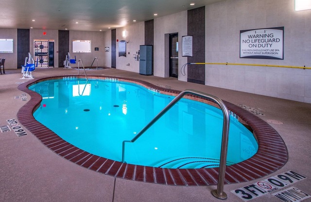 King Suite. Free Breakfast. Indoor Pool & Hot Tub. 15 Min to Maude Cobb Convention Center.