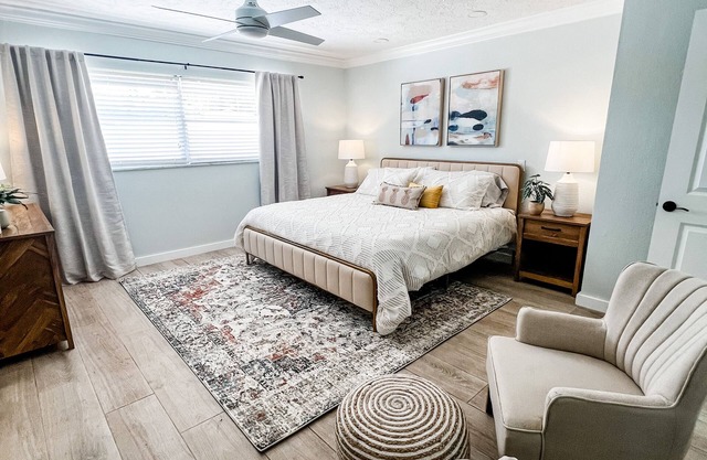 King Suite! Heated Pool! 5 miles to beach!