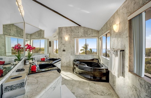 King Suite Oasis: Unwind with Jacuzzi & Bay Views (Unit B)