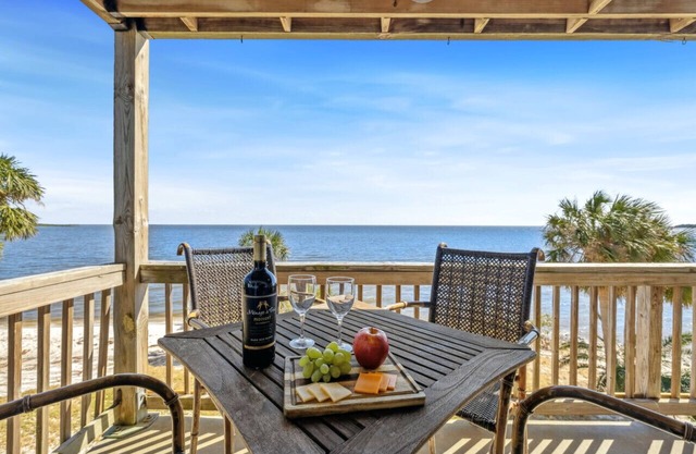 King Suite * Waterfront Views * Dolphins * Kayak Launch * Boat Parking