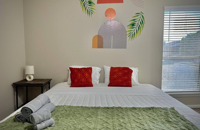 KINGbed,pool,great location, perfect for workers