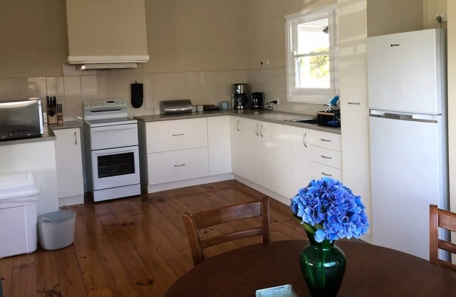 Kingfisher Cottage - 5 minute walk to cliff top and whale watching platform