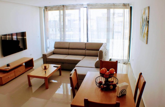 Kingfisher Plateau. 2A Apt on Rua Pedonal. Praia Central Near cafes & shops
