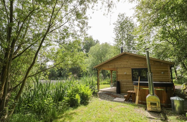 KINGFISHER, romantic, with hot tub in Dunchurch