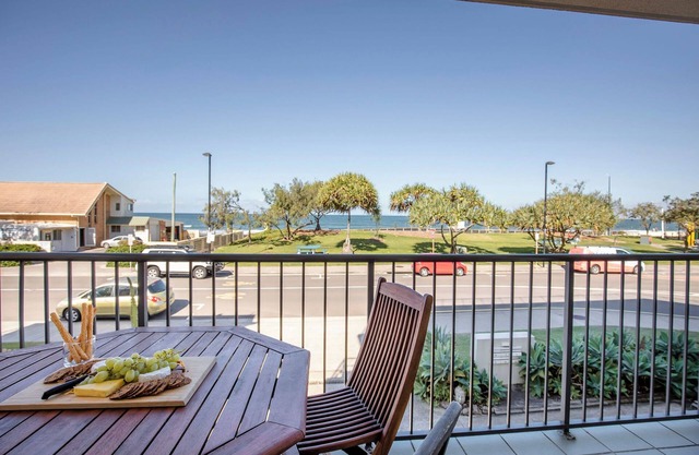 Kings Beach Oceanfront Apartment With Pool