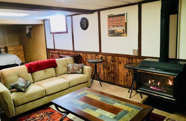 Kingston ON -One Bedroom plus large loft Separate Entrance Apt-3 beds (1 q+ 2 s)