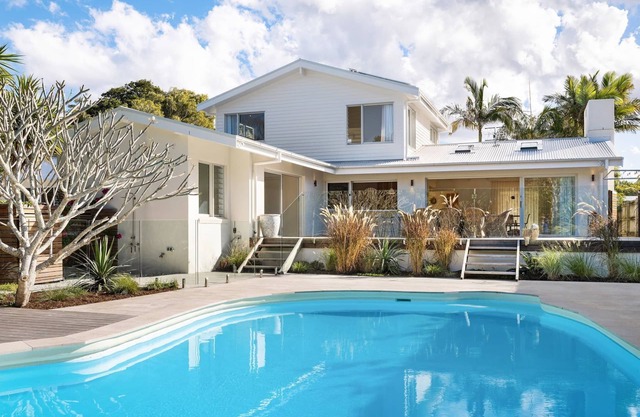 Kirra Beach House - relax in pool & sauna
