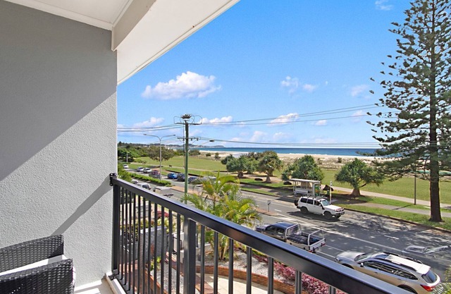 Kirra Vista Apartments Unit 18 Kirra Beachfront, easy walk to shops, cafes and clubs with Wi-Fi