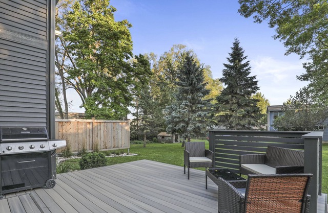 KITCHEN 🔥 KING SUITE 👑 DECK & YARD 😎 SPACIOUS 🏡