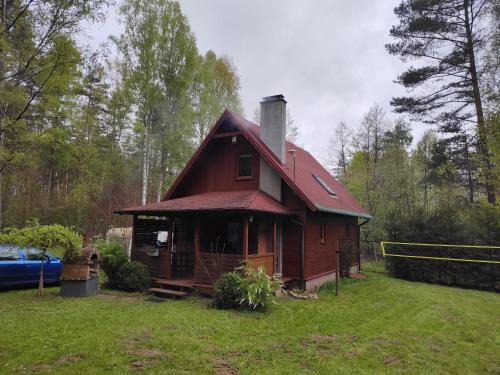 Klimatyczny domek w lesie przy jeziorze