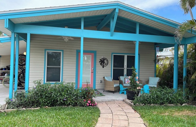 “Knot on the Clock" is a quintessential beach bungalow full of charm. BTR#1735