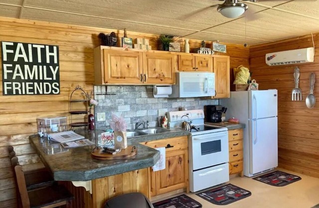 “Knotty Pine Cottage"- Bandera Firepit & Pool