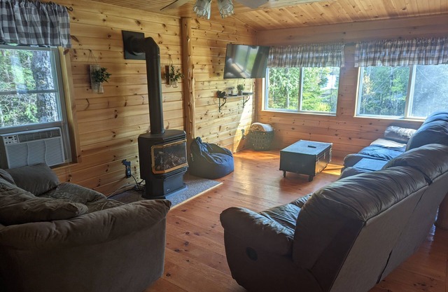 Knotty Pine Home- 2 Min Walk to Lake and Dock