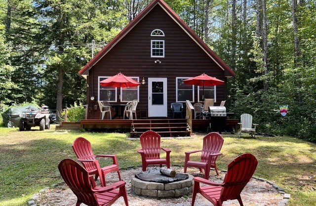 Knotty pine log cabin - boating, fishing, ATV trails and hiking!
